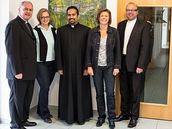 Herzlich begrüßten den neuen Kaplan Joseph Kollathuparampil (Mitte) Dekan Kilian Kemmer, Kirchenpflegerin Tanja Schwägerl, Pfarrgemeinderatsvorsitzende Karola dos Reis Goncalves und der Krankenhausseelsorger Diakon Georg Paszek (v. l.). Foto: Matthias Barth