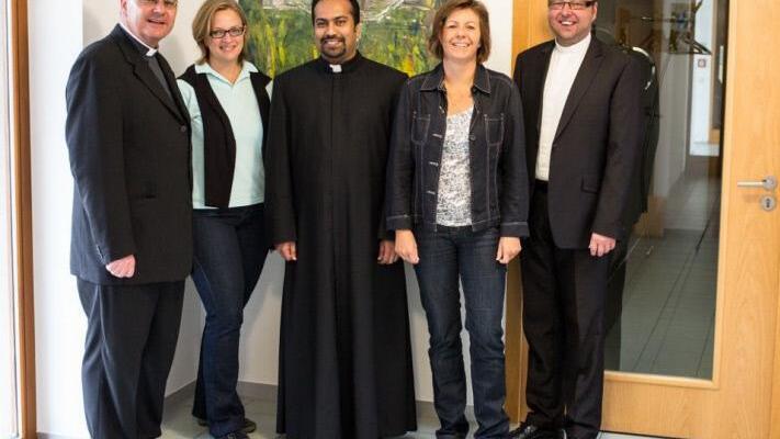 Herzlich begrüßten den neuen Kaplan Joseph Kollathuparampil (Mitte) Dekan Kilian Kemmer, Kirchenpflegerin Tanja Schwägerl, Pfarrgemeinderatsvorsitzende Karola dos Reis Goncalves und der Krankenhausseelsorger Diakon Georg Paszek (v. l.). Foto: Matthias Barth
