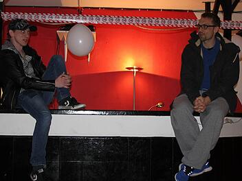 Machen sich Gedanken über die Jugendarbeit in Bad Brückenau: Gemeindejugendpfleger Boris Höttinger (rechts) und Benjamin Wildenauer, Jugendreferent des Stadtrats, diskutieren im JUZ. Foto: Ulrike Müller