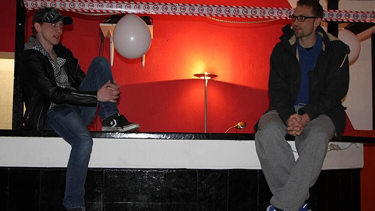 Machen sich Gedanken über die Jugendarbeit in Bad Brückenau: Gemeindejugendpfleger Boris Höttinger (rechts) und Benjamin Wildenauer, Jugendreferent des Stadtrats, diskutieren im JUZ. Foto: Ulrike Müller