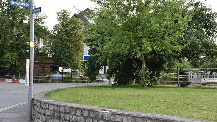 Auf dem freien Platz vor dem Vereinshaus "Alte Bäckerei" soll das neue Feuerwehrhaus gebaut werden, mit den Planungen wird ein Architekturbüro aus Grub beauftragt.Foto: Gabi Arnold
