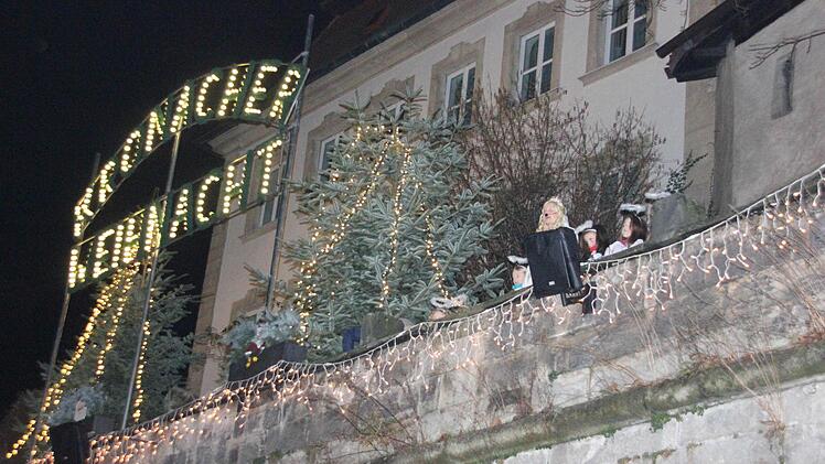 Das Christkind und seine Engel eröffneten den Weihnachtsmarkt. Foto: Friedwald Schedel