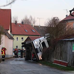Mit 25.000 Liter Guelle beladener Lkw kippt um