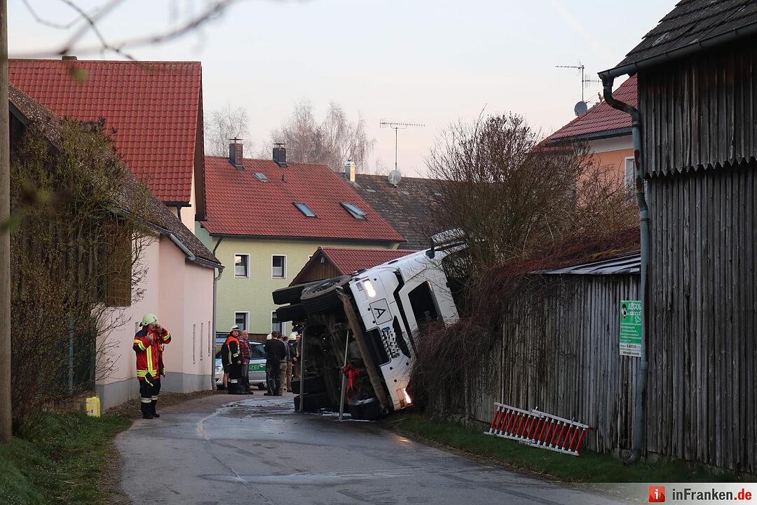 Mit 25.000 Liter Guelle beladener Lkw kippt um