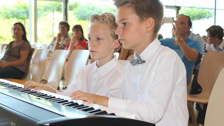 Perfektes Duo am E-Piano in der Juniorband: Linus (rechts) und Julian.