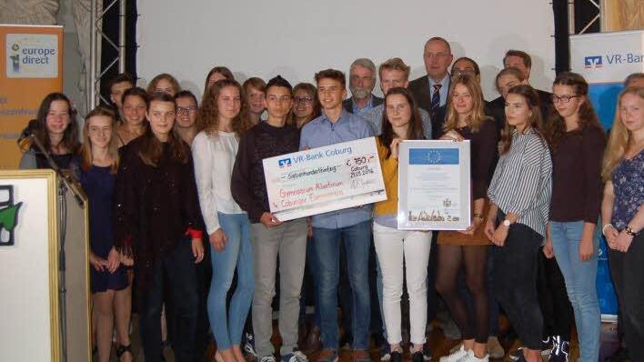 Für einen Studientag unter dem Motto "Europa und die Flüchtlinge", an dem das ganze Albertinum beteiligt war, wurde das Gymnasium mit dem Schulpreis ausgezeichnet.Foto: Helke Renner