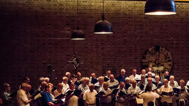 Der "Holland Christian Male Choir" unter Leitung von Freddy Veldkamp beeindruckte seine Zuhörer beim Auftritt in St. Markus in Coburg. Foto: Jochen Berger