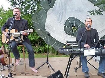 Goller & Götz unterhielten die Besucher des Open Airs bei der Skihütte Kupferberg. Foto: Klaus-Peter Wulf