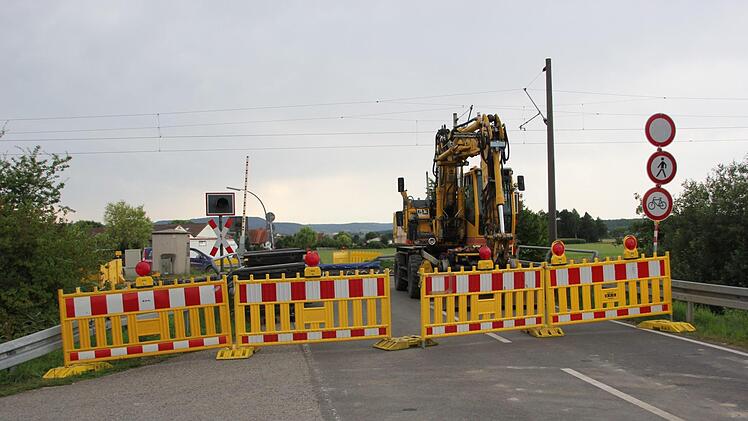 Der Bahnübergang bei Augsfeld ist wegen der Arbeiten gesperrt.