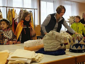 Fiona und Tim Dittrich wurden von Maria Heck (v. l.) eingekleidet.Manfred Welker