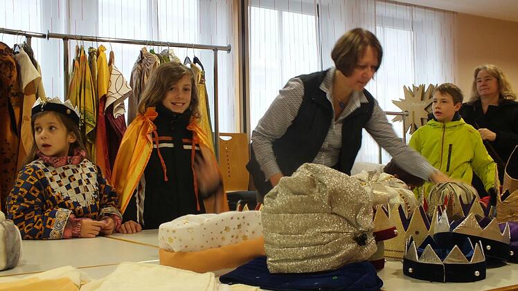 Fiona und Tim Dittrich wurden von Maria Heck (v. l.) eingekleidet.Manfred Welker
