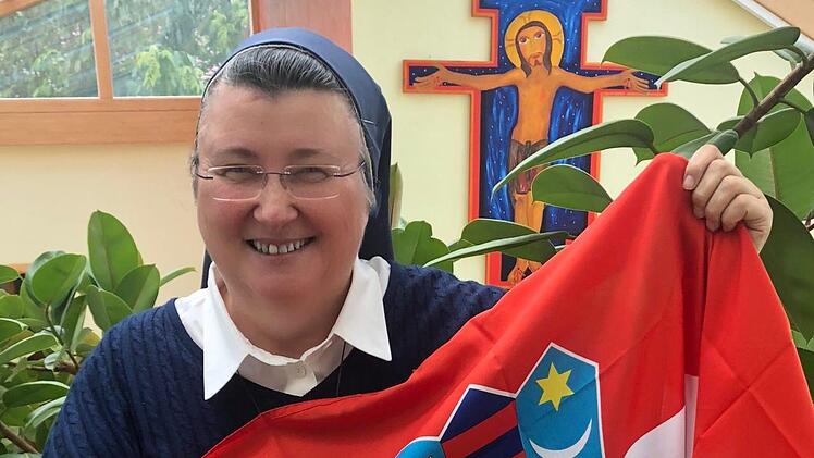 Zum Endspiel wird die kroatische Flagge in Oberlindach gehisst. Foto: Richard Sänger