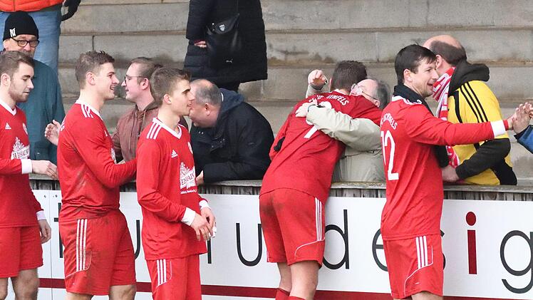 Die Lichtenfelser Mannschaft verabschiedet sich nach dem Spiel gegen Herzogenaurach bei ihren Fans in die Winterpause. Gunther Czepera