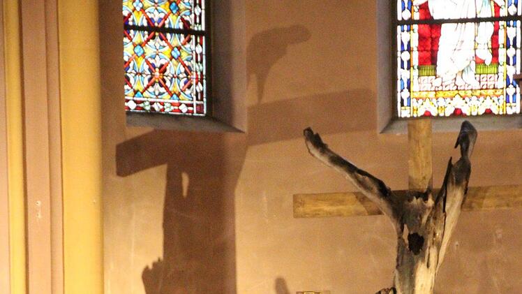 Kreuzigungsgruppe im Altarraum: Verzerrte Holzstämme symbolisieren das Leiden Jesus am Kreuz. Foto: Benedikt Borst