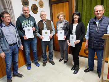 Vorsitzender Thomas Schmitt (links) und sein Stellvertreter Paul Geier (rechts) ehrten Klaus Schubert (von links), Siegfried Schmitt, Barbara Bieber und Anita Schmitt.   Philipp Bauernschubert