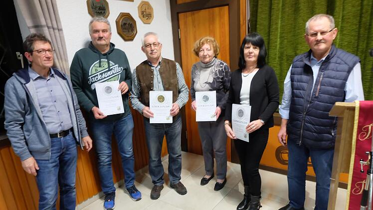 Vorsitzender Thomas Schmitt (links) und sein Stellvertreter Paul Geier (rechts) ehrten Klaus Schubert (von links), Siegfried Schmitt, Barbara Bieber und Anita Schmitt.   Philipp Bauernschubert