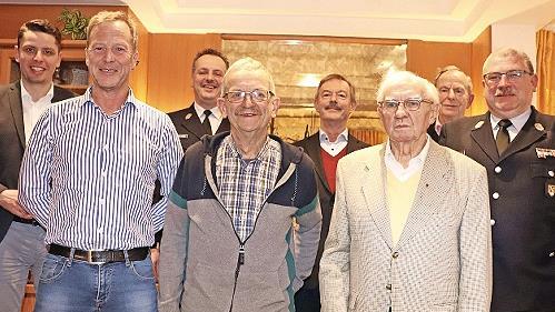 Ehrungen bei der Mitwitzer Feuerwehr; unser Bild zeigt (von links) Bürgermeister Oliver Plewa, Ralf Holzheimer (40 Jahre), Vorsitzenden Uli Pöhlmann, Heinz Dötschel (60), Reiner Pechtold (50), Gottfried Thiele (70), Kurt Friedlein (60) und Kreisb...