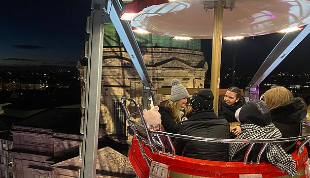 Glühwein, Bratwurst - Und Riesenrad: Winterdorf in Nürnberg eröffnet