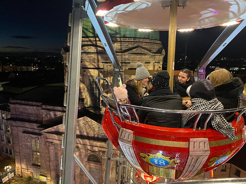 Glühwein, Bratwurst - Und Riesenrad: Winterdorf in Nürnberg eröffnet