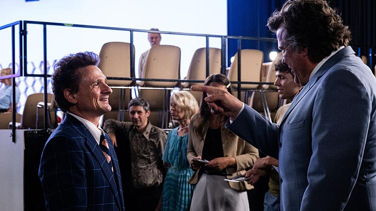 Durchaus eine Figur, die Selbstkritik des ZDF transportiert: Showleiter Dr. Hummel (Hans-Jochen Wagner, rechts) besucht Hans Rosenthal (Florian Lukas) bei den "Dalli-Dalli"-Proben in M&uuml;nchen.