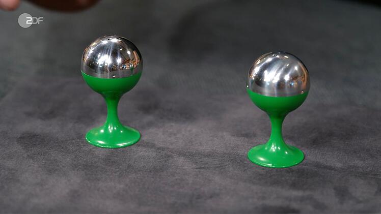 Als weiteres Objekt der Sendung wurde ein Salz- und Pfefferstreuer-Set im Space-Age-Design von Sven Deutschmanek in den 1960er- bis 1970er-Jahren datiert. F&uuml;r die Streuer von Quist w&uuml;nschten sich die Verk&auml;uferinnen 60 bis 80 Euro. Der Experte taxierte 40 bis 60 Euro. David Suppes zahlte 50 Euro.