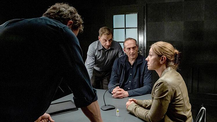 Die Ermittler Sebastian Bootz (Felix Klare, links) und Thorsten Lannert (Richy M&uuml;ller, zweiter von links) haben sich Witwe Sandra D&ouml;bele (Ulrike C. Tscharre) eingeladen - und Gerichtsmediziner Daniel Vogt (J&uuml;rgen Hartmann) als &Uuml;berraschungsgast mitgebracht.