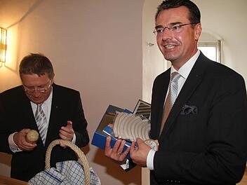 Oberbürgermeister Henry Schramm hatte für den Kronacher ein "Starter-Paket" für Kulmbach dabei - mit Bratwürsten, Kulmbach-Krawatte, Kulmbach-Buch und sogar mit Sauerkraut.  Fotos: Sonja Adam