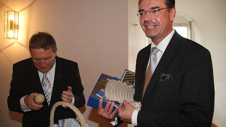 Oberbürgermeister Henry Schramm hatte für den Kronacher ein "Starter-Paket" für Kulmbach dabei - mit Bratwürsten, Kulmbach-Krawatte, Kulmbach-Buch und sogar mit Sauerkraut.  Fotos: Sonja Adam