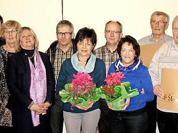 Die Geehrten Helmut Fischer, Elfriede Gütlein, Lothar Gries, Hannelore Gries, Willi Scherbel, Max Treusch zusammen mit Schriftführerin Bettina Michael, Kassier Heinz Gack, Zweiter Vorsitzender Lieselotte Freitag, Vorsitzender Christine Seemüller-Kohles und Bürgermeister Christian Mrosek.  Foto: Werner Knoth