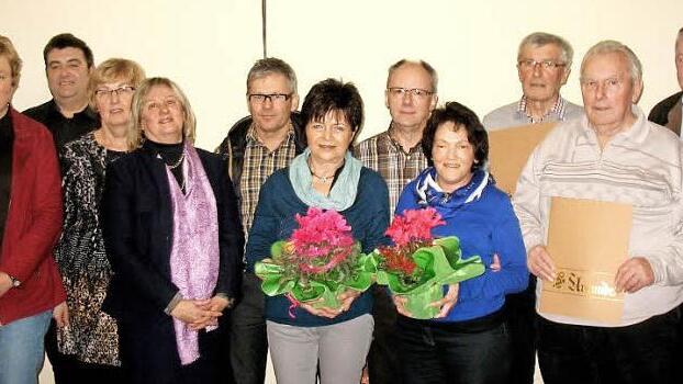 Die Geehrten Helmut Fischer, Elfriede Gütlein, Lothar Gries, Hannelore Gries, Willi Scherbel, Max Treusch zusammen mit Schriftführerin Bettina Michael, Kassier Heinz Gack, Zweiter Vorsitzender Lieselotte Freitag, Vorsitzender Christine Seemüller-Kohles und Bürgermeister Christian Mrosek.  Foto: Werner Knoth