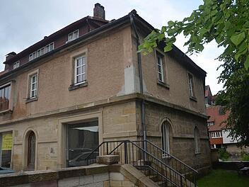 Dieses denkmalgeschützte Gebäude in der Adolf-Kolping-Straße steht derzeit leer. Der neue Besitzer wird es in Abstimmung mit dem Landesamt für Denkmalpflege herrichten und verschönern.  Foto: Karl-Heinz Hofmann