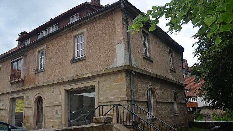 Dieses denkmalgeschützte Gebäude in der Adolf-Kolping-Straße steht derzeit leer. Der neue Besitzer wird es in Abstimmung mit dem Landesamt für Denkmalpflege herrichten und verschönern.  Foto: Karl-Heinz Hofmann
