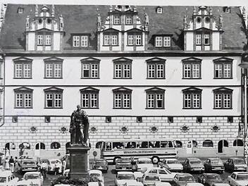 So sah der Coburger Marktplatz vor der Schaffung der Fußgängerzone aus: Blechkarossen parken rund um das Denkmal von Prinz Albert.Foto: Archiv