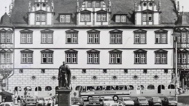 So sah der Coburger Marktplatz vor der Schaffung der Fußgängerzone aus: Blechkarossen parken rund um das Denkmal von Prinz Albert.Foto: Archiv