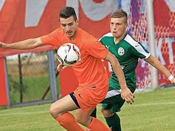 ATS-Stürmer Enis Gashi (l.) erobert sich den Ball. Foto: Wolfgang Behrndt