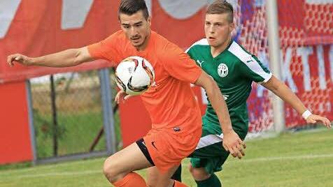 ATS-Stürmer Enis Gashi (l.) erobert sich den Ball. Foto: Wolfgang Behrndt