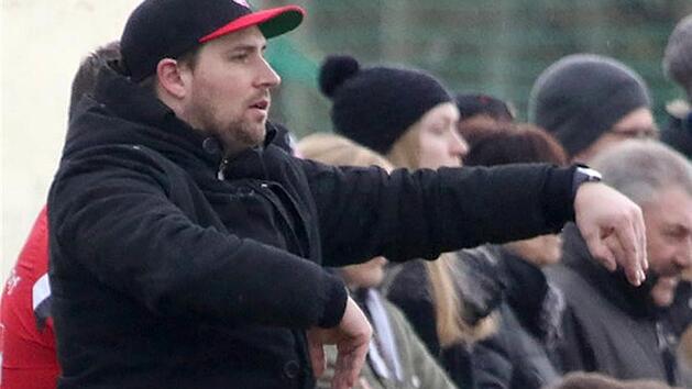 Trainer Michael Green gibt bei der SpVgg He&szlig;dorf klare Anweisungen, w&uuml;nscht sich auf dem Platz aber mehr Eigeninitiative von seinen Spielern. Foto: anpfiff.info