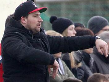 Trainer Michael Green gibt bei der SpVgg Heßdorf klare Anweisungen, wünscht sich auf dem Platz aber mehr Eigeninitiative von seinen Spielern. Foto: anpfiff.info