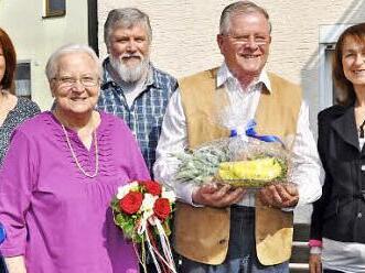 Über die Glückwünsche von Bürgermeisterin Christine Frieß (rechts) freuten sich Walburga und Heinz Düthorn. Mit im Bild die Kinder Karin und Alfred. Foto: Ingrid Kohles
