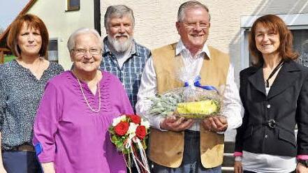 Über die Glückwünsche von Bürgermeisterin Christine Frieß (rechts) freuten sich Walburga und Heinz Düthorn. Mit im Bild die Kinder Karin und Alfred. Foto: Ingrid Kohles