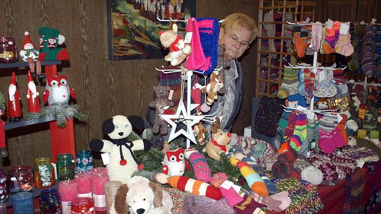 Viel zu sehen gab es beim Weihnachtsmarkt in Wallenfels. Foto: Susanne Deuerling