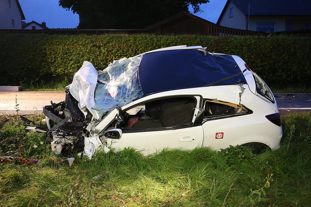 Kreis Kronach: Auto und Lkw kollidieren frontal – Zwei junge Menschen schwer verletzt