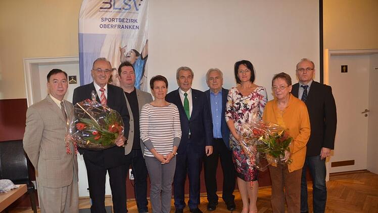 Im BLSV-Kreisvorstand gab es einige Änderungen. Im Bild (von links) Harald Kaiser (Sportabzeichen), Karl H. Fick, Mario Schmid (neuer Vorsitzender), Katharina Kaufmann (Delegierte), Präsident Günther Lommer, Hartmut Nenninger (stellvertetender Vorsitzender), Monika Engelhardt (Bezirksvorsitzende und Kreisfrauenvertreterin), Irene Müller (stellvertretende Vorsitzende) und Thomas Schneider (Schatzmeister).