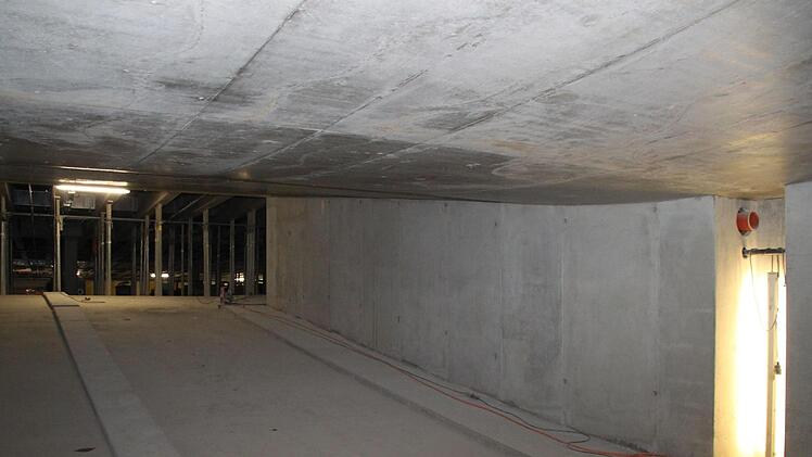 Schon fertig: der Durchstich zur Tiefgarage unter der Stadthalle - hier drüber verlaufen Kohlenbach und Kanal. Foto: Stephan Tiroch