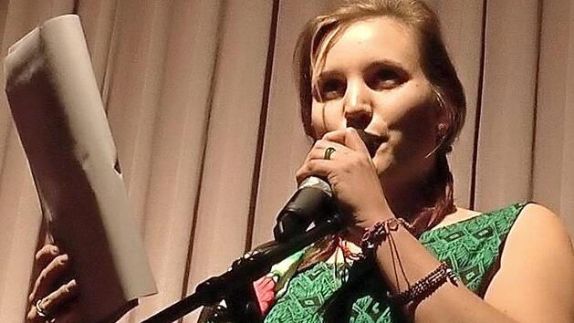 Selina Walter erz&auml;hlt bei der "Sinnzeit" in Knetzgau von ihrer "Weltreise Liebe". Foto: Christian Licha