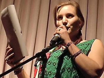 Selina Walter erz&auml;hlt bei der "Sinnzeit" in Knetzgau von ihrer "Weltreise Liebe". Foto: Christian Licha