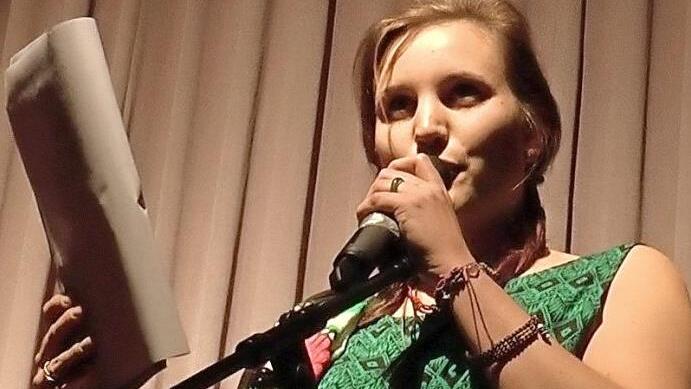 Selina Walter erz&auml;hlt bei der "Sinnzeit" in Knetzgau von ihrer "Weltreise Liebe". Foto: Christian Licha