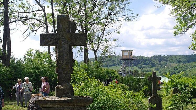 Direkt neben dem alten Munitionslager der US-Army trafen sich Besucher am Reußendorfer Friedhof. Foto: Stephanie Elm