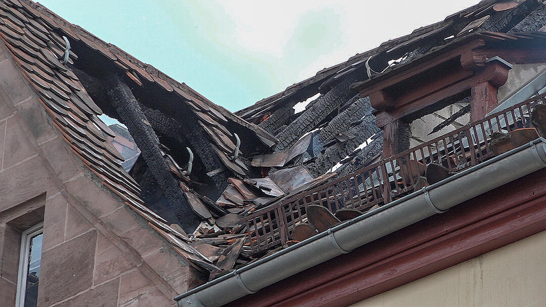 Dachstuhl eines Mehrfamilienhauses fängt Feuer