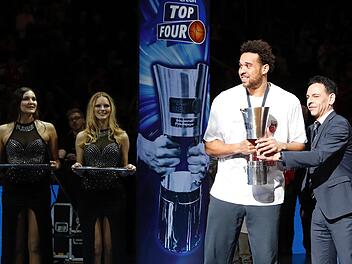 Im Jahr 2017 gewann Brose Bamberg zum fünften Mal den Pokal. Hier erhält Kapitän Elias Harris nach dem Finalsieg in Berlin über den FC Bayern München von Liga-Präsident Alexander Reil die Trophäe überreicht. Foto: Daniel Löb